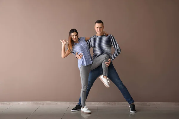 Pareja Bailarines Jóvenes Cerca Pared Color — Foto de Stock