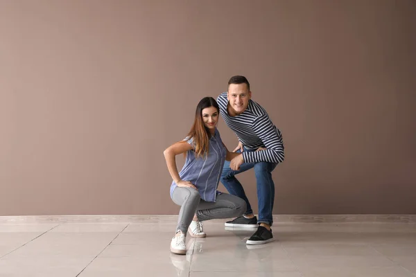 Pareja Bailarines Jóvenes Cerca Pared Color — Foto de Stock