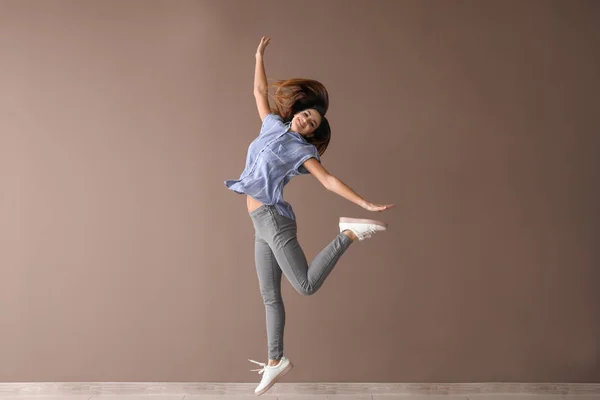 Молодая Женщина Танцует Цветной Стены — стоковое фото
