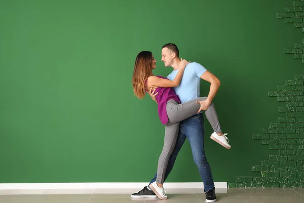 Νεαρό Ζευγάρι Που Χορεύει Κοντά Στον Τοίχο Χρώμα — Φωτογραφία Αρχείου