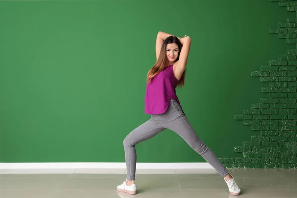 Ung Kvinne Som Danser Nær Fargemuren – stockfoto