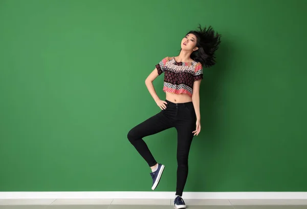 Feminino Asiático Dançarino Perto Parede Cor — Fotografia de Stock