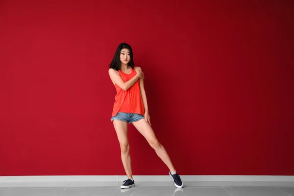 Azjatycka Tancerka Pobliżu Kolor Ściany — Zdjęcie stockowe