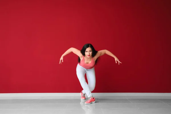 Junge Frau Tanzt Der Nähe Der Wand — Stockfoto