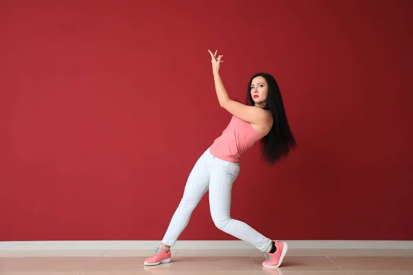 Junge Frau Tanzt Der Nähe Der Wand — Stockfoto