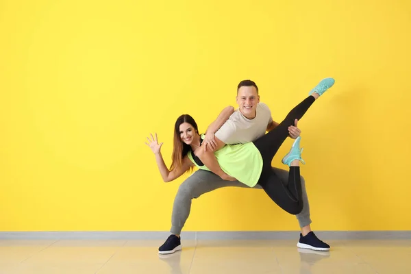 Casal Jovem Dançando Perto Parede Cor — Fotografia de Stock