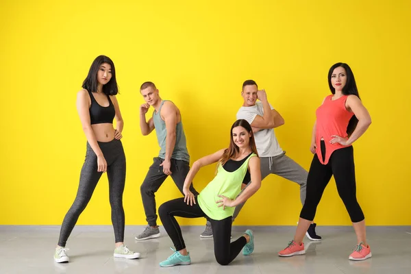 Team Junger Tänzer Der Nähe Der Farbwand — Stockfoto