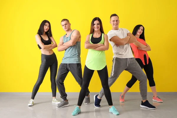 Equipe Jovens Dançarinos Perto Parede Cores — Fotografia de Stock