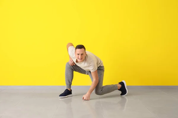 Young Man Dancing Color Wall — Stock Photo, Image