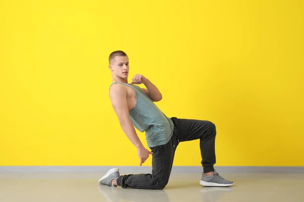 Junger Mann Tanzt Der Nähe Der Mauer — Stockfoto