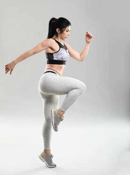Sporty Muscular Woman Grey Background — Stock Photo, Image
