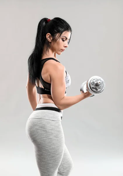 Sportig Muskulös Kvinna Med Hantel Grå Bakgrund — Stockfoto