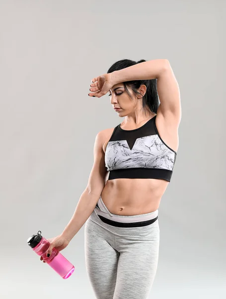 Sporty Muscular Woman Bottle Water Grey Background — Stock Photo, Image
