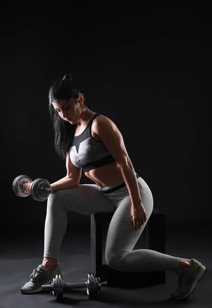 Sporty Muscular Woman Dumbbell Dark Background — Stock Photo, Image