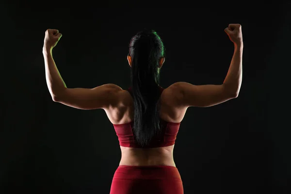Sportig Muskulös Kvinna Mörk Bakgrund — Stockfoto
