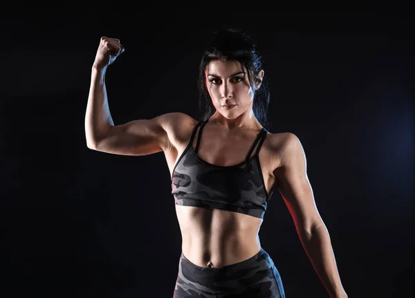 Sportig Muskulös Kvinna Mörk Bakgrund — Stockfoto