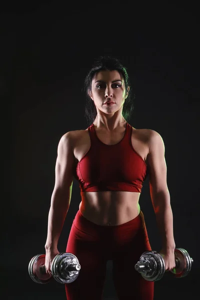 Mulher Muscular Desportiva Com Halteres Fundo Escuro — Fotografia de Stock