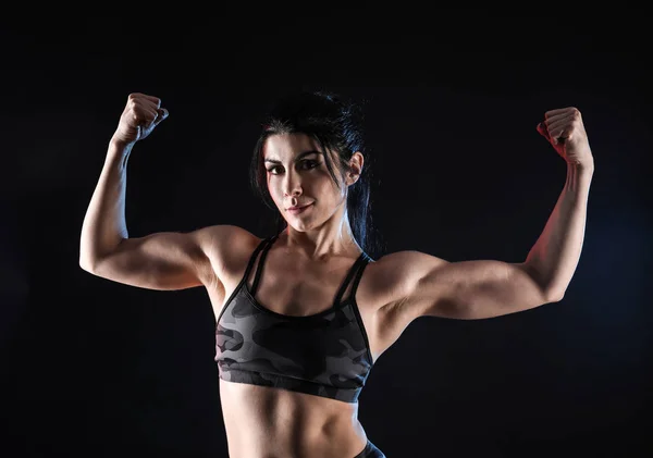 Mulher Muscular Desportiva Fundo Escuro — Fotografia de Stock