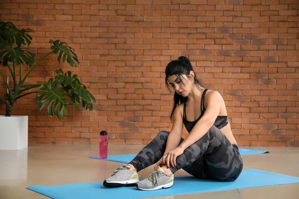 Spor salonunda sportif kaslı kadın