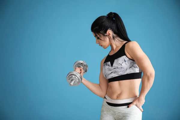 Sportig Muskulös Kvinna Med Hantel Färgbakgrund — Stockfoto