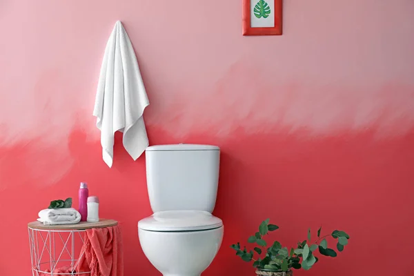 Сучасний Інтер Туалетної Кімнати Керамічним Унітазом — стокове фото
