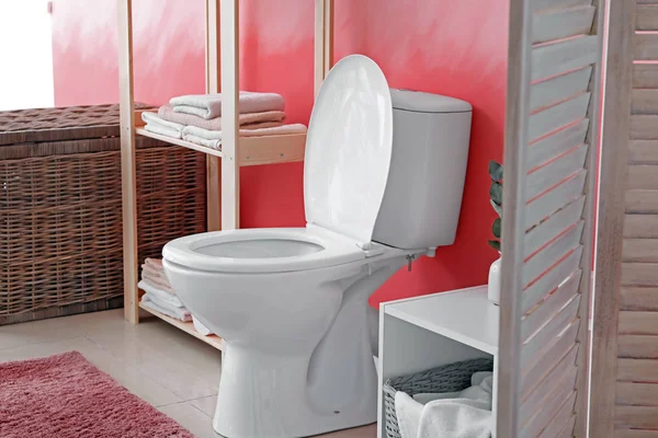 Interior Modern Kamar Kecil Dengan Mangkuk Toilet Keramik — Stok Foto