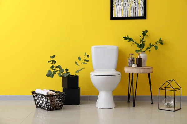 Interior Modern Kamar Kecil Dengan Mangkuk Toilet Keramik — Stok Foto