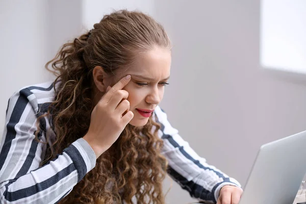 Businesswoman Bad Sight Working Office — Stock Photo, Image