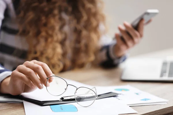 Mujer Negocios Con Mala Vista Sentada Mesa Oficina — Foto de Stock