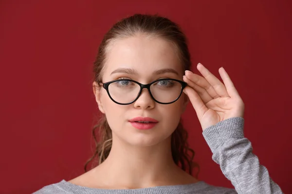 Portret Van Een Vrouw Met Slecht Zicht Kleur Achtergrond — Stockfoto