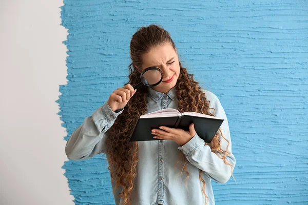 Jeune Femme Avec Mauvaise Vue Livre Lecture Sur Fond Couleur — Photo