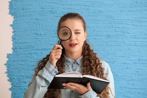 Jonge Vrouw Met Slecht Zicht Holding Boek Vergrootglas Kleur Achtergrond — Stockfoto