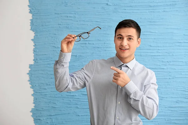 Jovem Feliz Segurando Óculos Fundo Cor — Fotografia de Stock