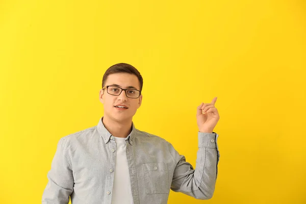 Retrato Homem Com Visão Sobre Fundo Cor — Fotografia de Stock