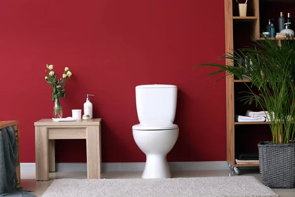 Interior Modern Kamar Kecil Dengan Mangkuk Toilet Keramik — Stok Foto