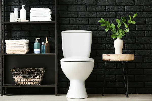 Interior Modern Kamar Kecil Dengan Mangkuk Toilet Keramik — Stok Foto