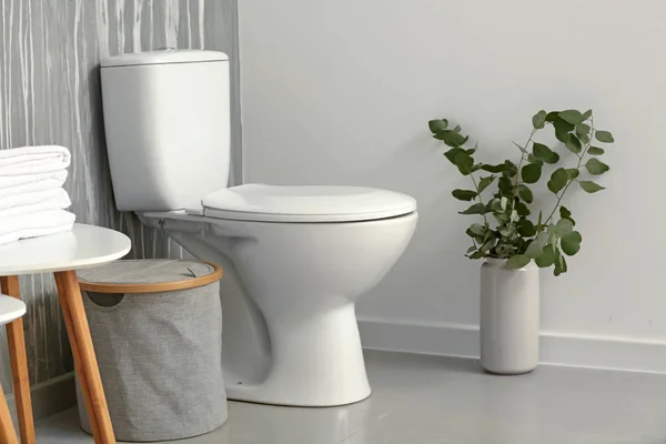 Interiorul Modern Toaletei Castron Toaletă Ceramică — Fotografie, imagine de stoc