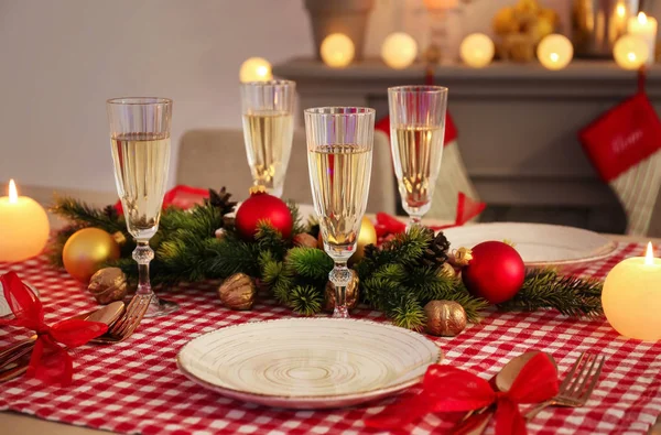 Ρύθμιση Γιορτινό Τραπέζι Για Δείπνο Των Χριστουγέννων Ποτήρια Σαμπάνιας — Φωτογραφία Αρχείου