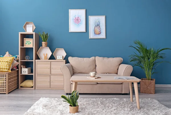 Innenraum Mit Gemütlichem Sofa Und Holztisch — Stockfoto