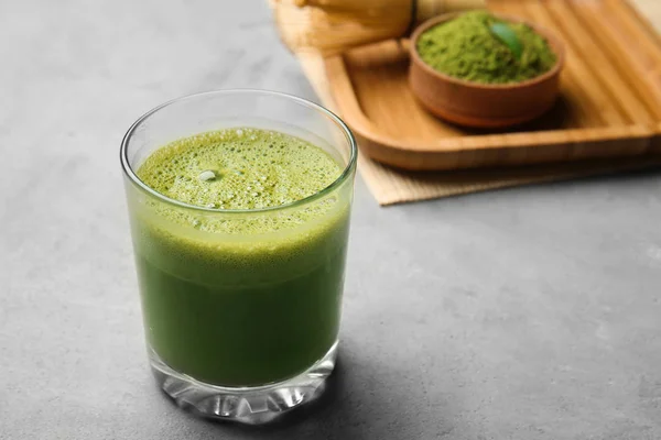 Gri Arka Plan Üzerinde Matcha Çay Bardak — Stok fotoğraf