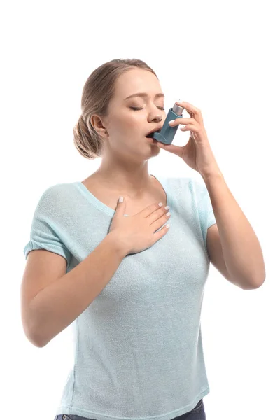 白地に喘息発作のある吸入器を持つ若い女性 — ストック写真