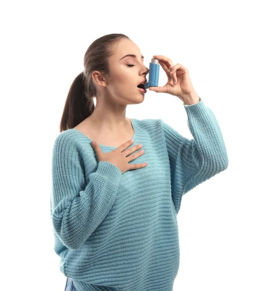 Mujer Joven Con Inhalador Con Ataque Asma Sobre Fondo Blanco — Foto de Stock