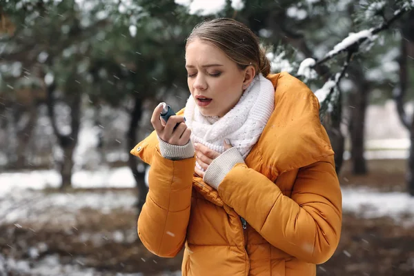 Young Woman Inhaler Having Asthma Attack Outdoors — Stock Photo, Image