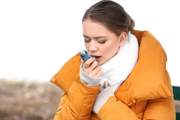 Jeune Femme Avec Inhalateur Ayant Une Crise Asthme Extérieur — Photo