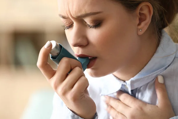 Wanita Muda Dengan Inhaler Mengalami Serangan Asma Rumah — Stok Foto