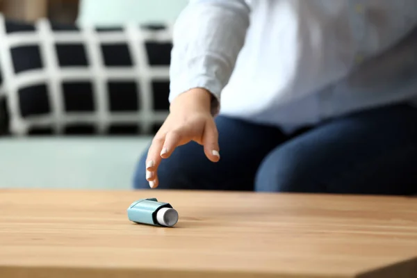 Young Woman Asthma Attack Taking Inhaler Table Closeup — Stock Photo, Image