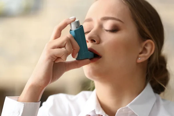 喘息発作のオフィスを持つ吸入器を持つ若い女性 — ストック写真