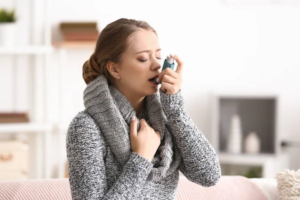 Wanita Muda Dengan Inhaler Mengalami Serangan Asma Rumah — Stok Foto