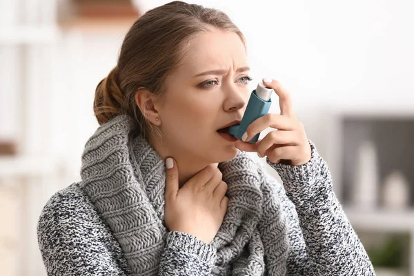 Młoda Kobieta Inhalatorem Atakiem Astmy Domu — Zdjęcie stockowe