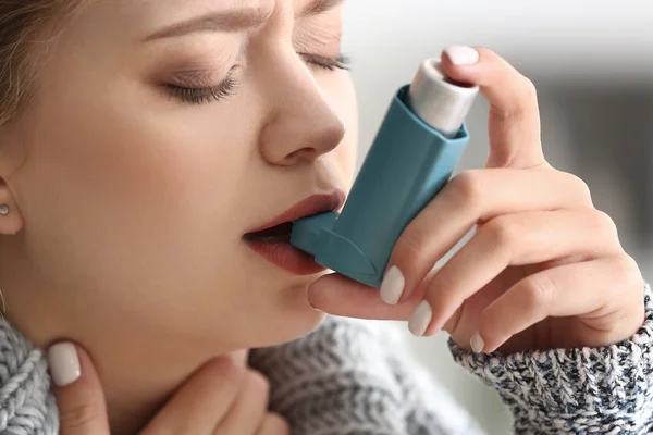 Młoda Kobieta Inhalatora Atak Astmy Domu Zbliżenie — Zdjęcie stockowe